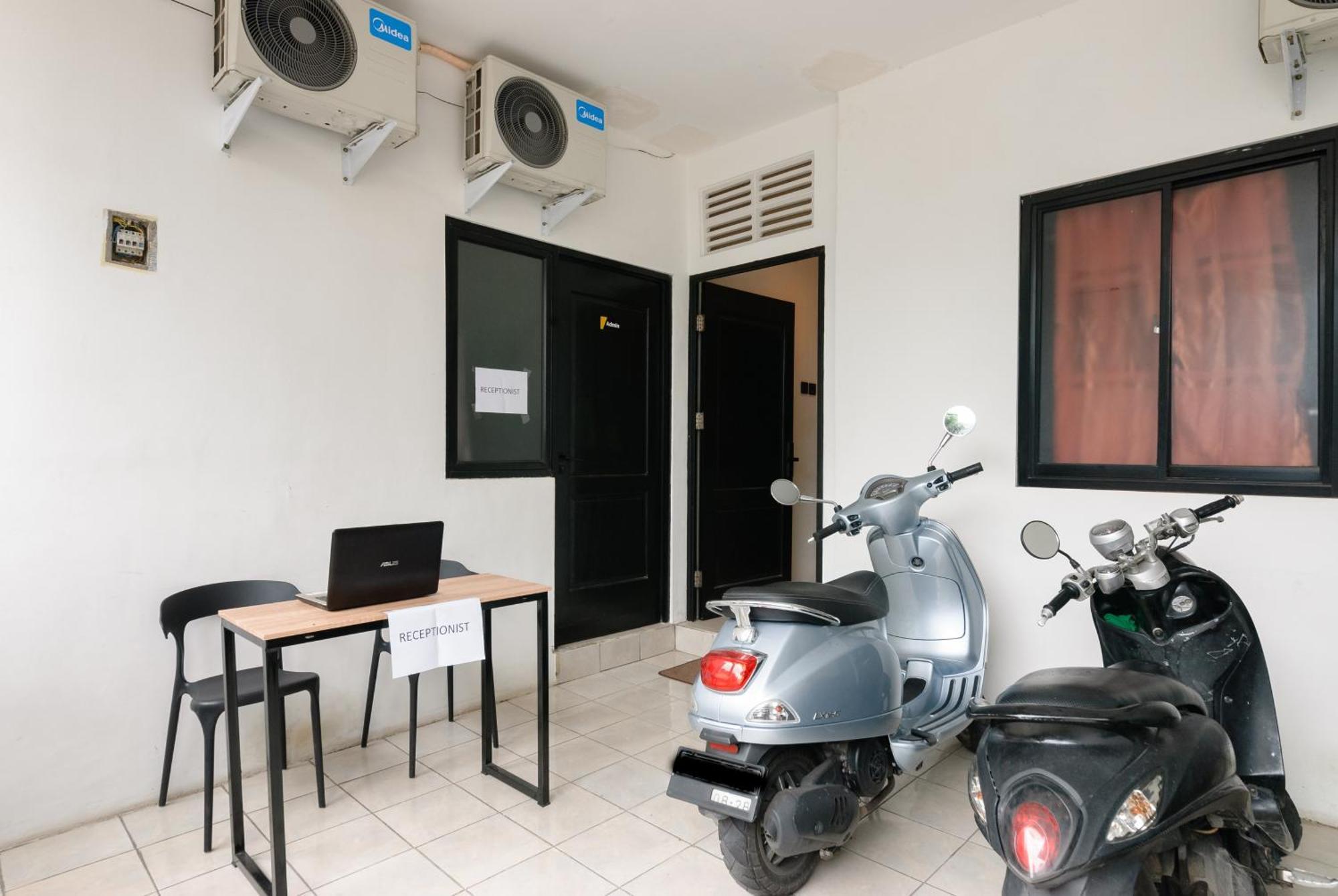 Reddoorz At Flamboyan Harapan Indah Hotel Bekasi Exterior photo
