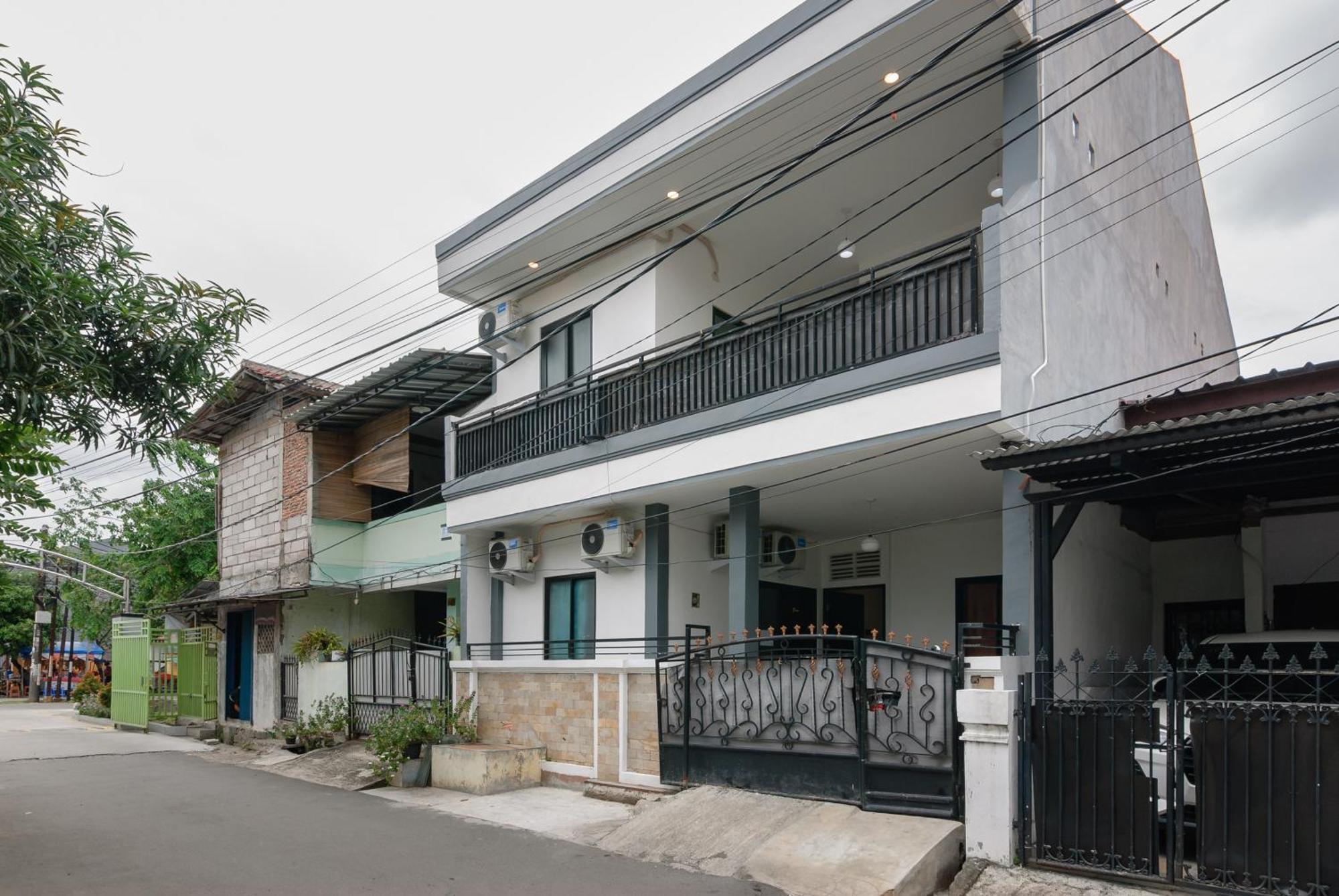 Reddoorz At Flamboyan Harapan Indah Hotel Bekasi Exterior photo