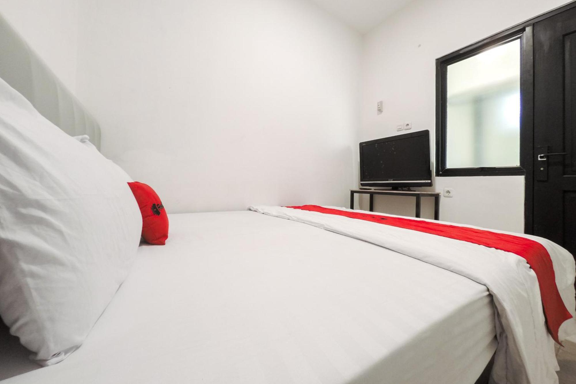 Reddoorz At Flamboyan Harapan Indah Hotel Bekasi Exterior photo