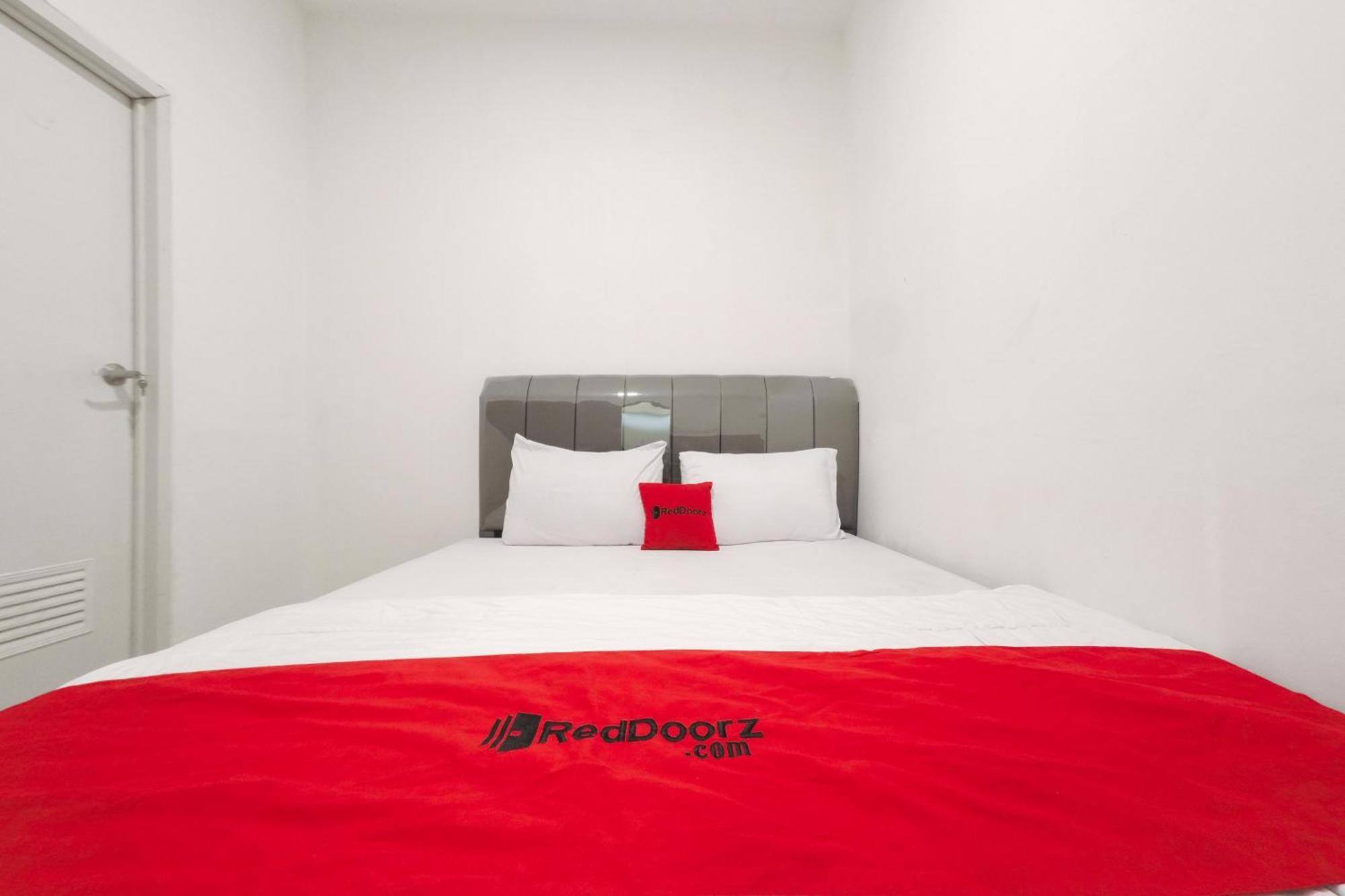 Reddoorz At Flamboyan Harapan Indah Hotel Bekasi Exterior photo
