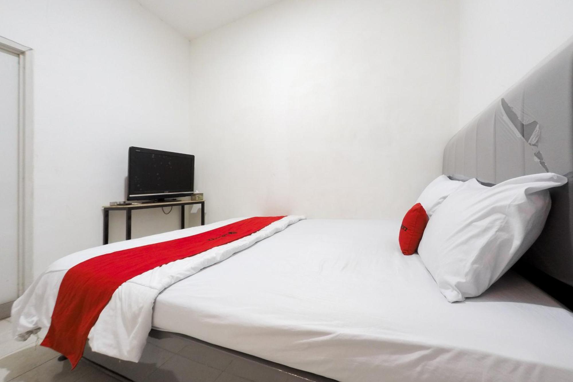 Reddoorz At Flamboyan Harapan Indah Hotel Bekasi Exterior photo