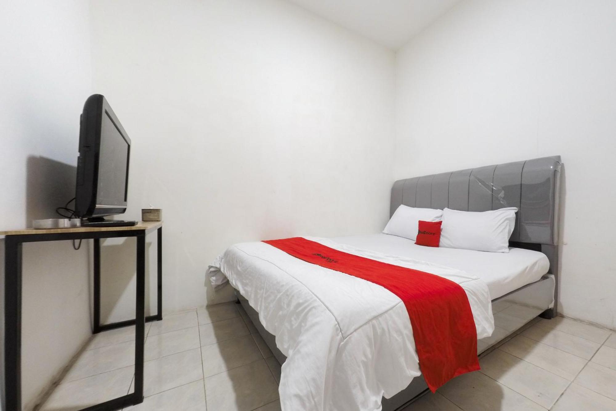 Reddoorz At Flamboyan Harapan Indah Hotel Bekasi Exterior photo